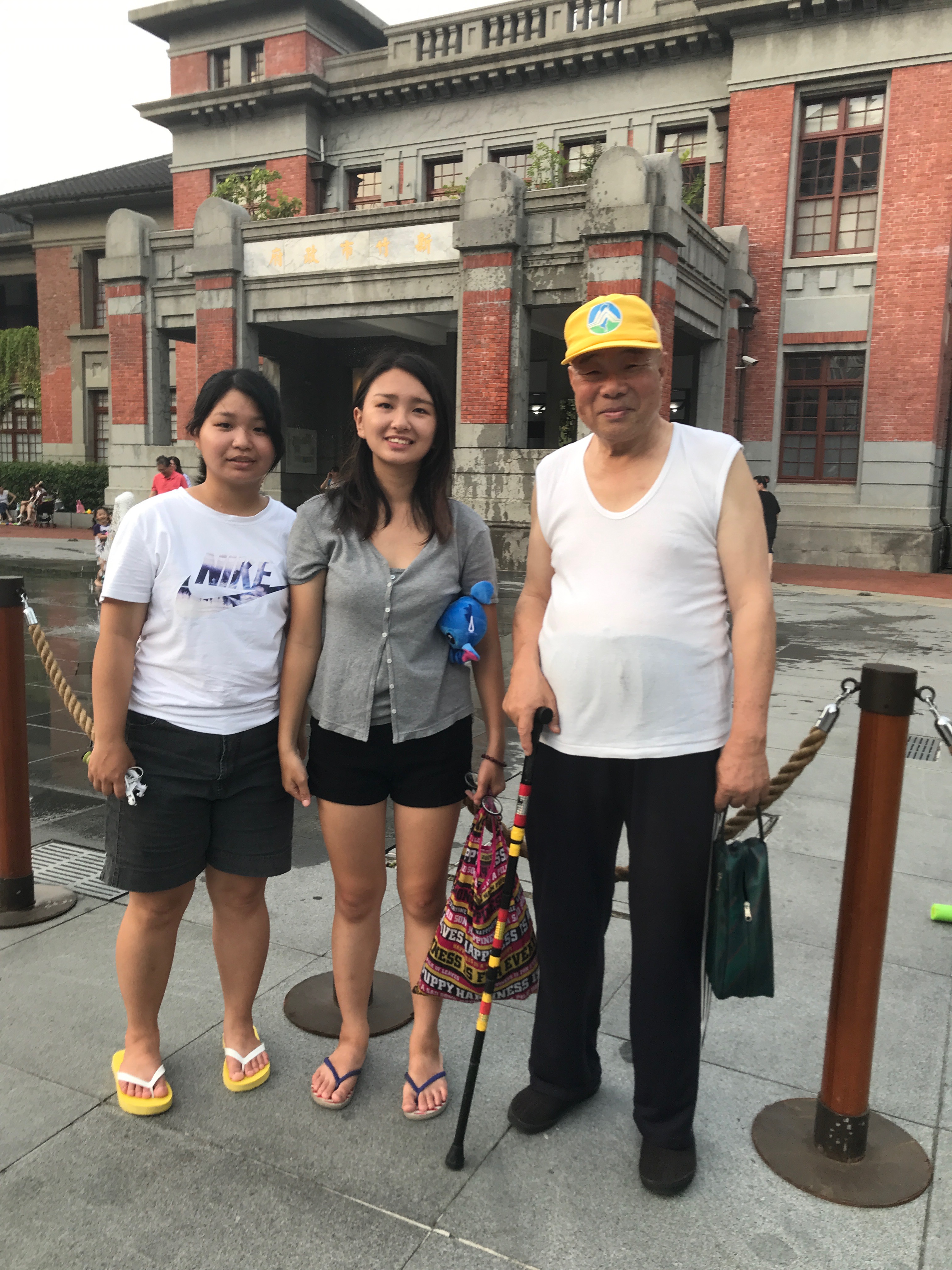 「Taiwan Fabulous Girls」團隊在新竹市政府廣場訪問老先生